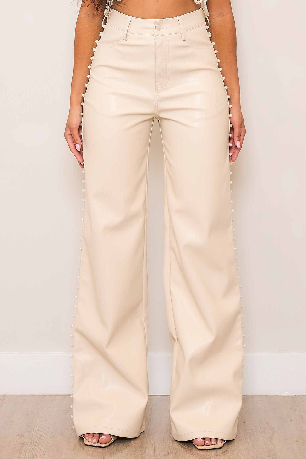 PANTALON ECOCUERO CREMA CON PERLAS