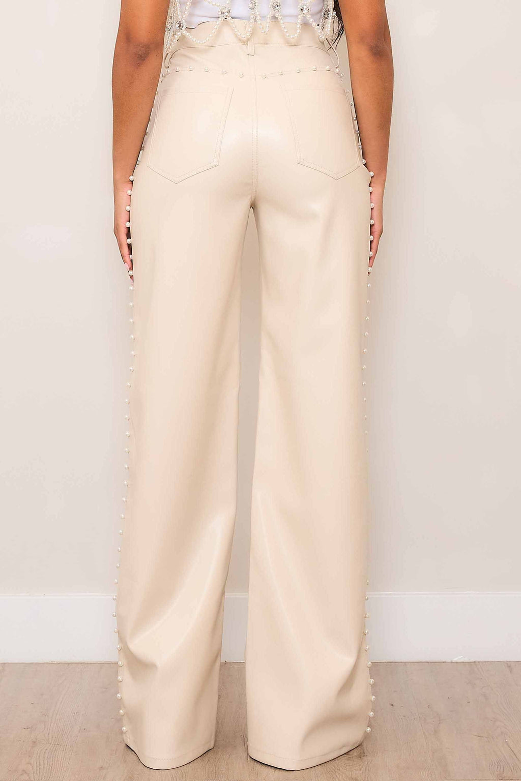 PANTALON ECOCUERO CREMA CON PERLAS
