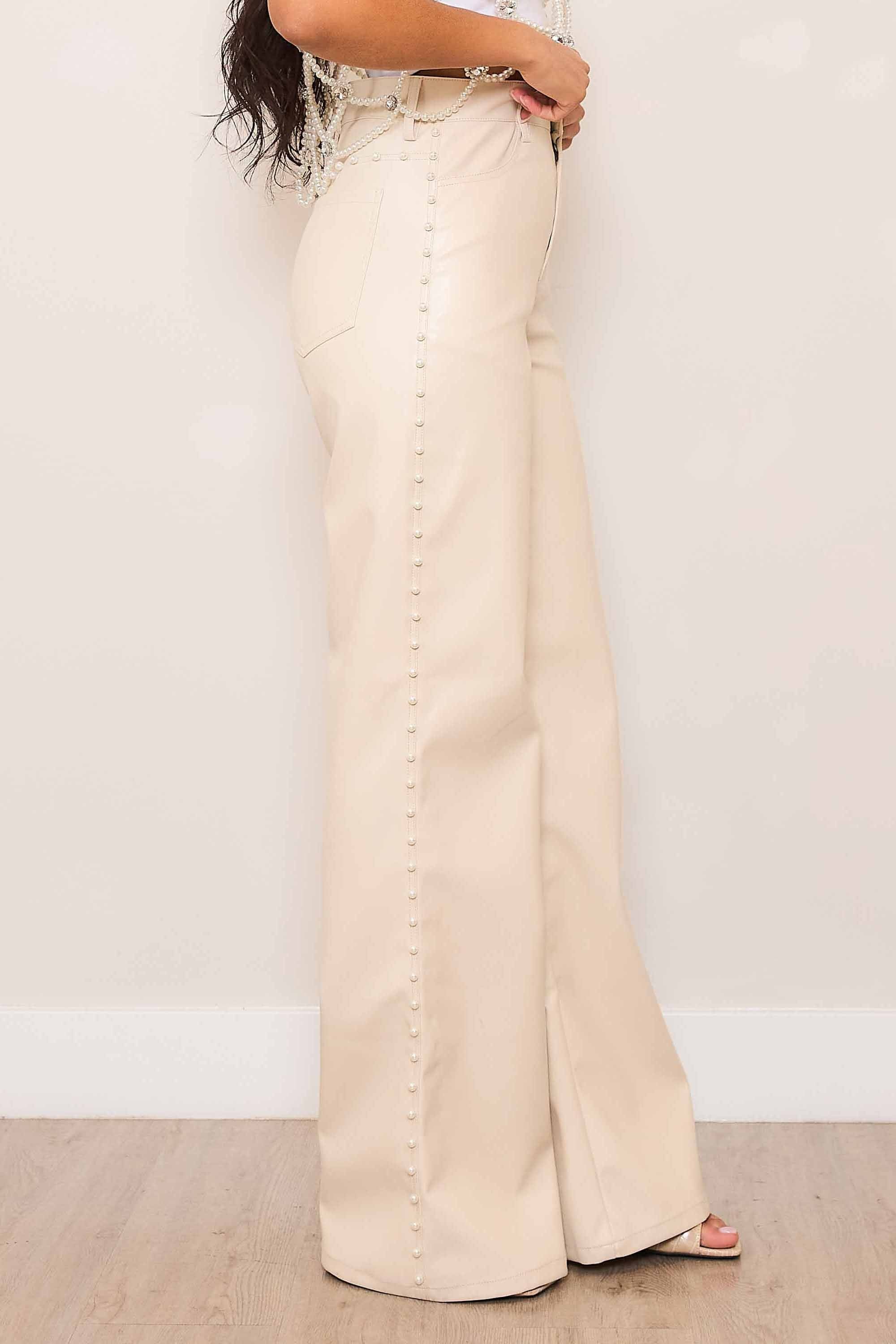 PANTALON ECOCUERO CREMA CON PERLAS