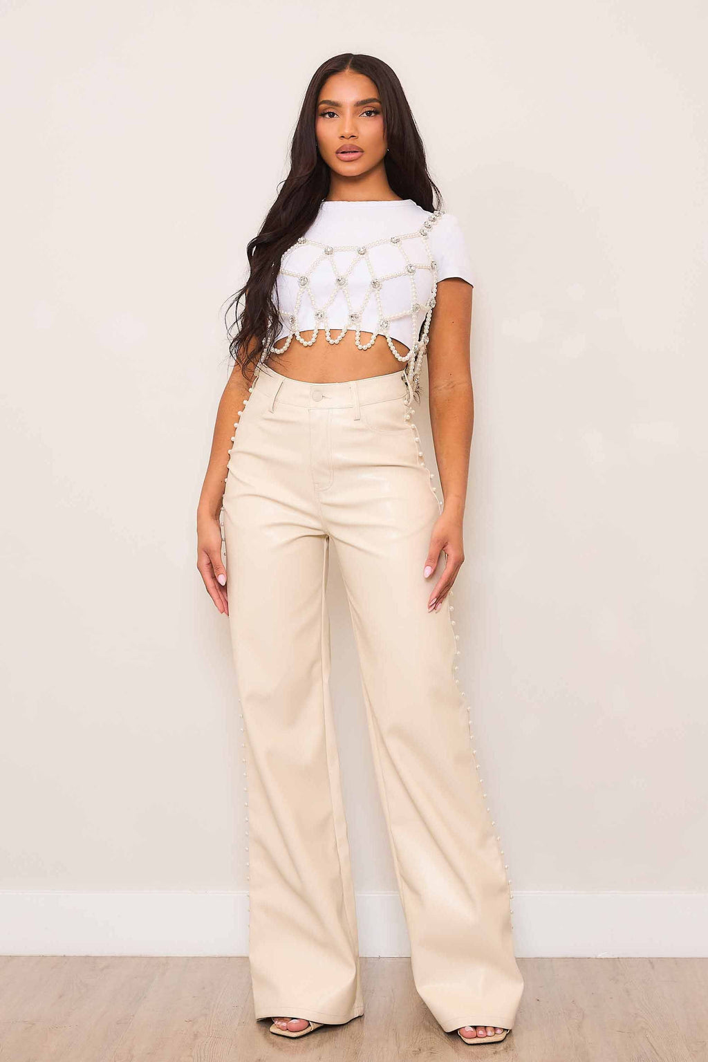 PANTALON ECOCUERO CREMA CON PERLAS