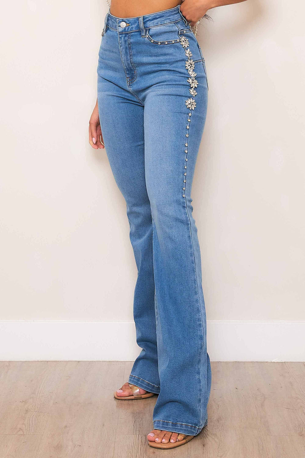 JEANS BOOTCUT CON PEDRERIA 3D AL COSTADO
