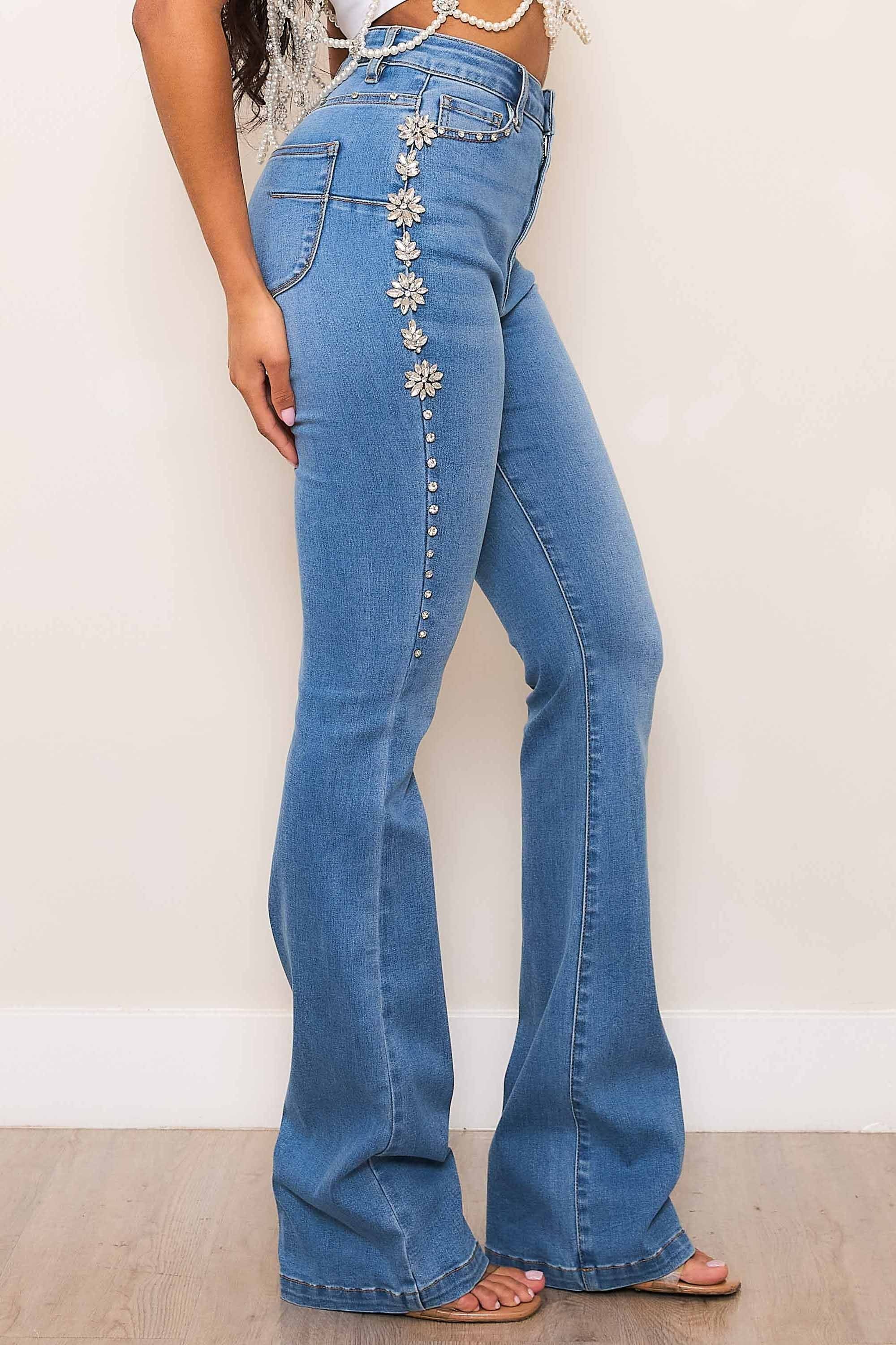 JEANS BOOTCUT CON PEDRERIA 3D AL COSTADO