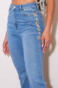 JEANS BOOTCUT CON PEDRERIA 3D AL COSTADO