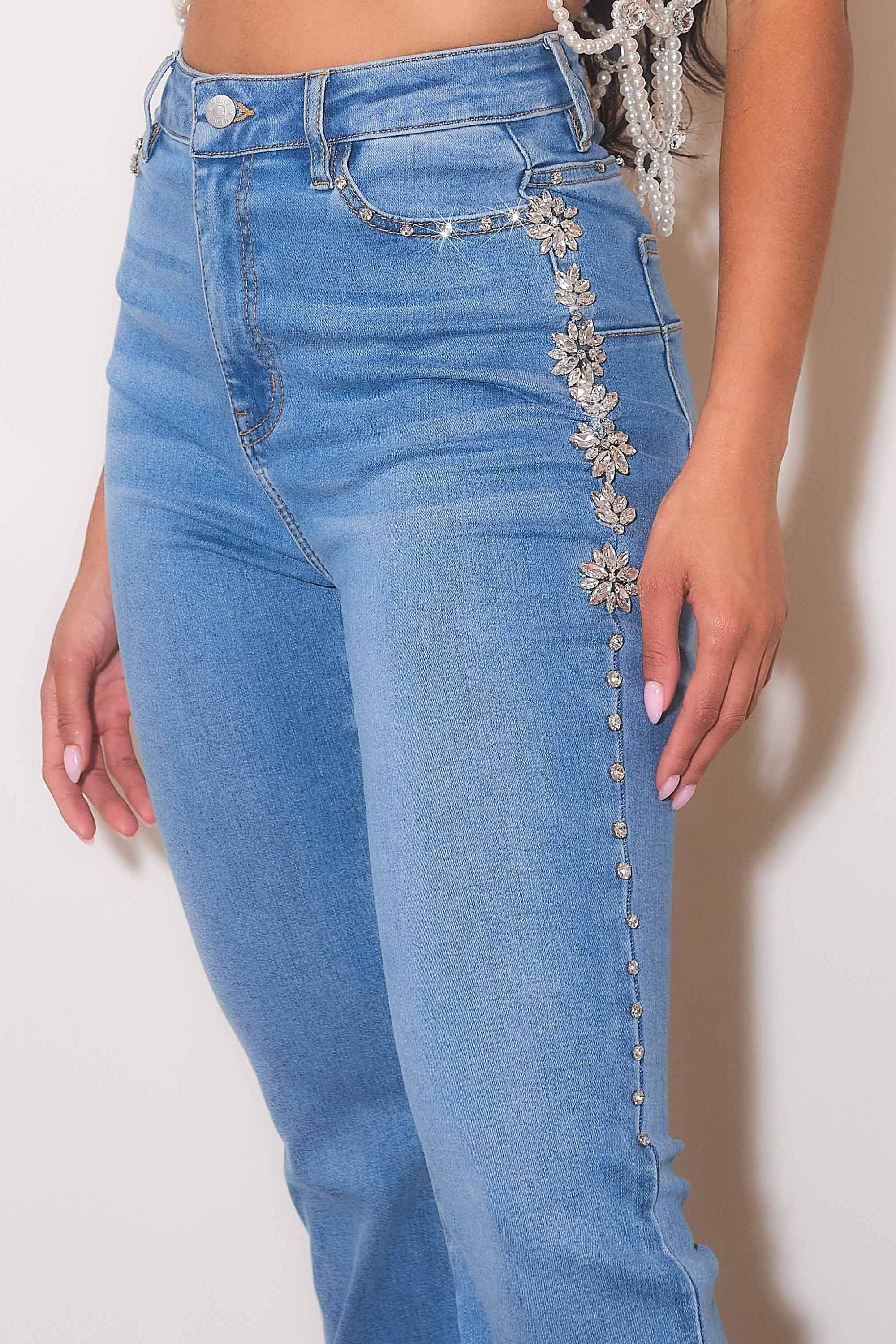 JEANS BOOTCUT CON PEDRERIA 3D AL COSTADO