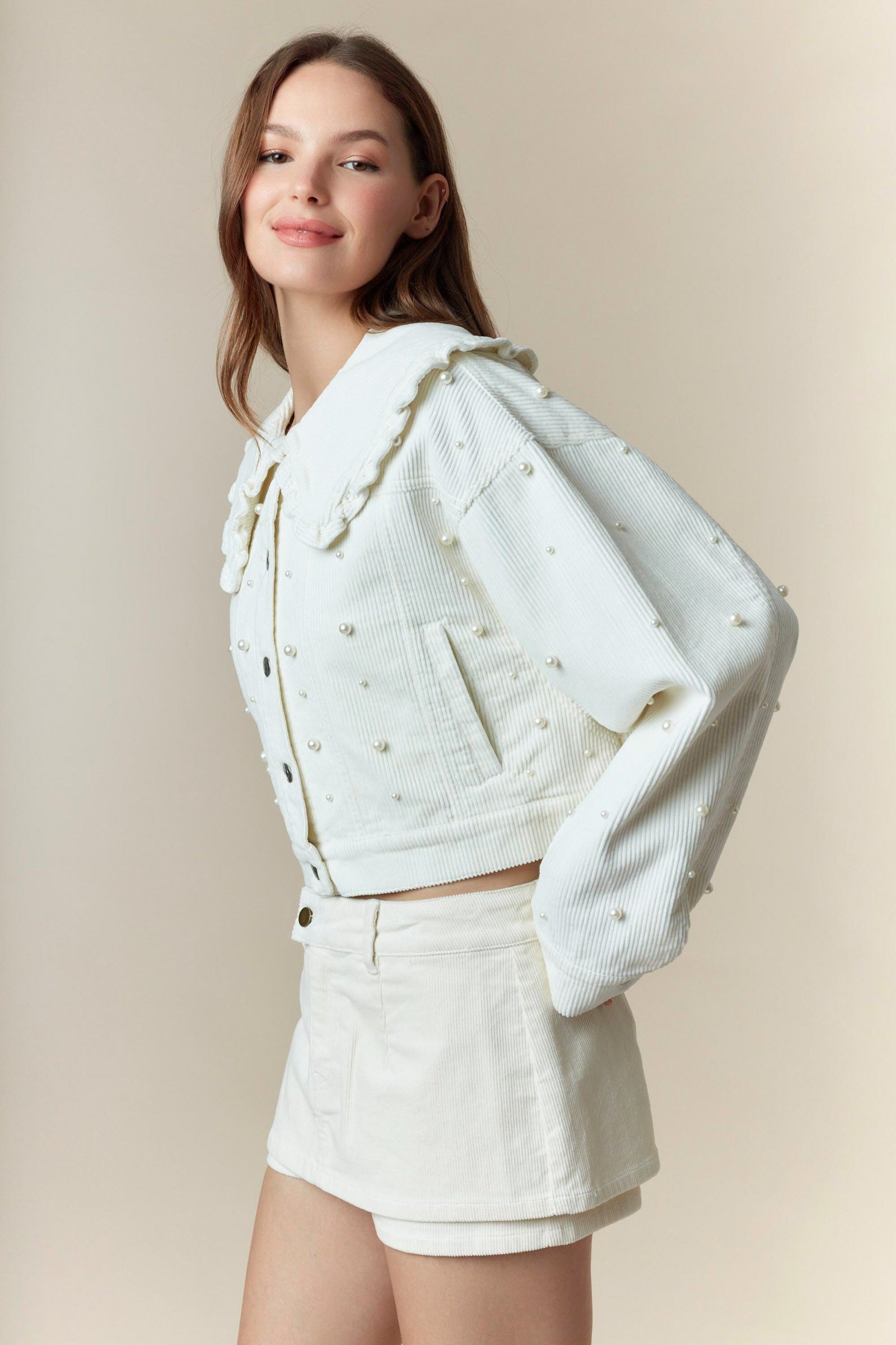 CHAQUETA COTELE CON PERLAS Y CUELO BOBO