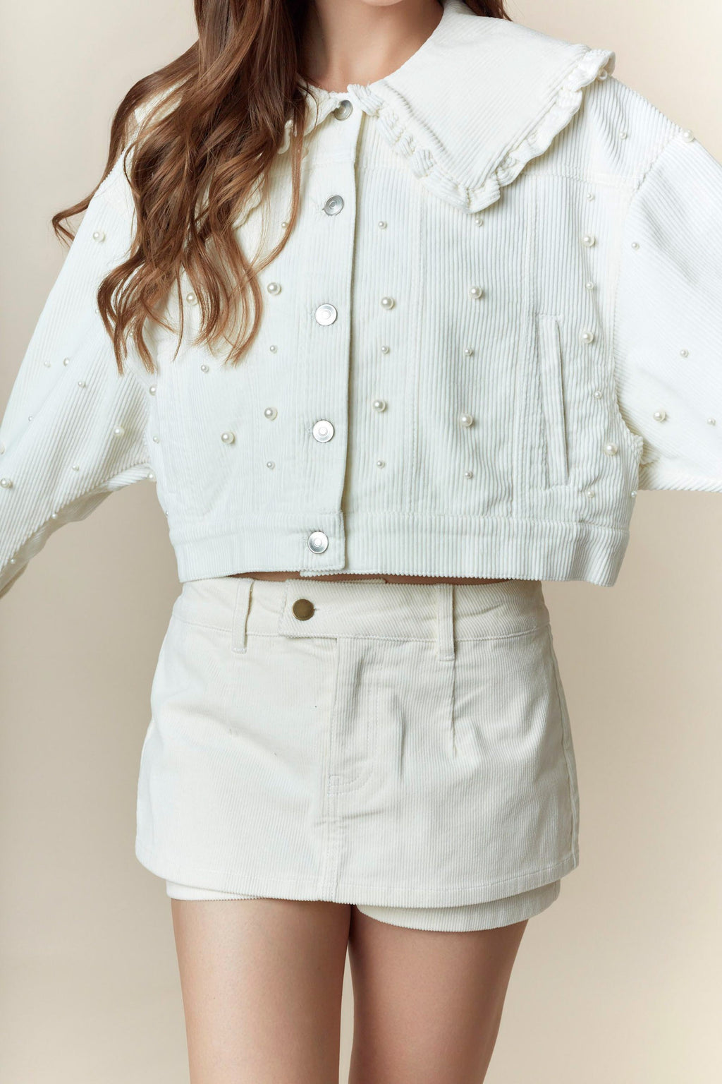 CHAQUETA COTELE CON PERLAS Y CUELO BOBO