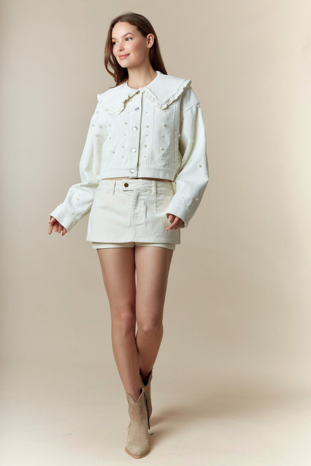 CHAQUETA COTELE CON PERLAS Y CUELO BOBO