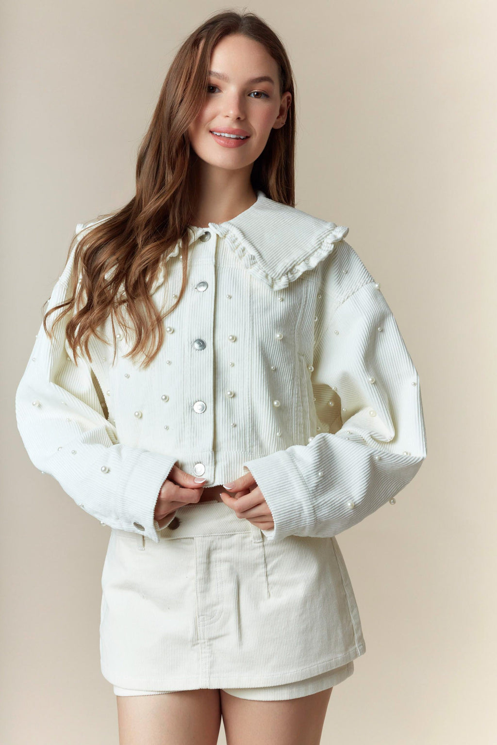 CHAQUETA COTELE CON PERLAS Y CUELO BOBO