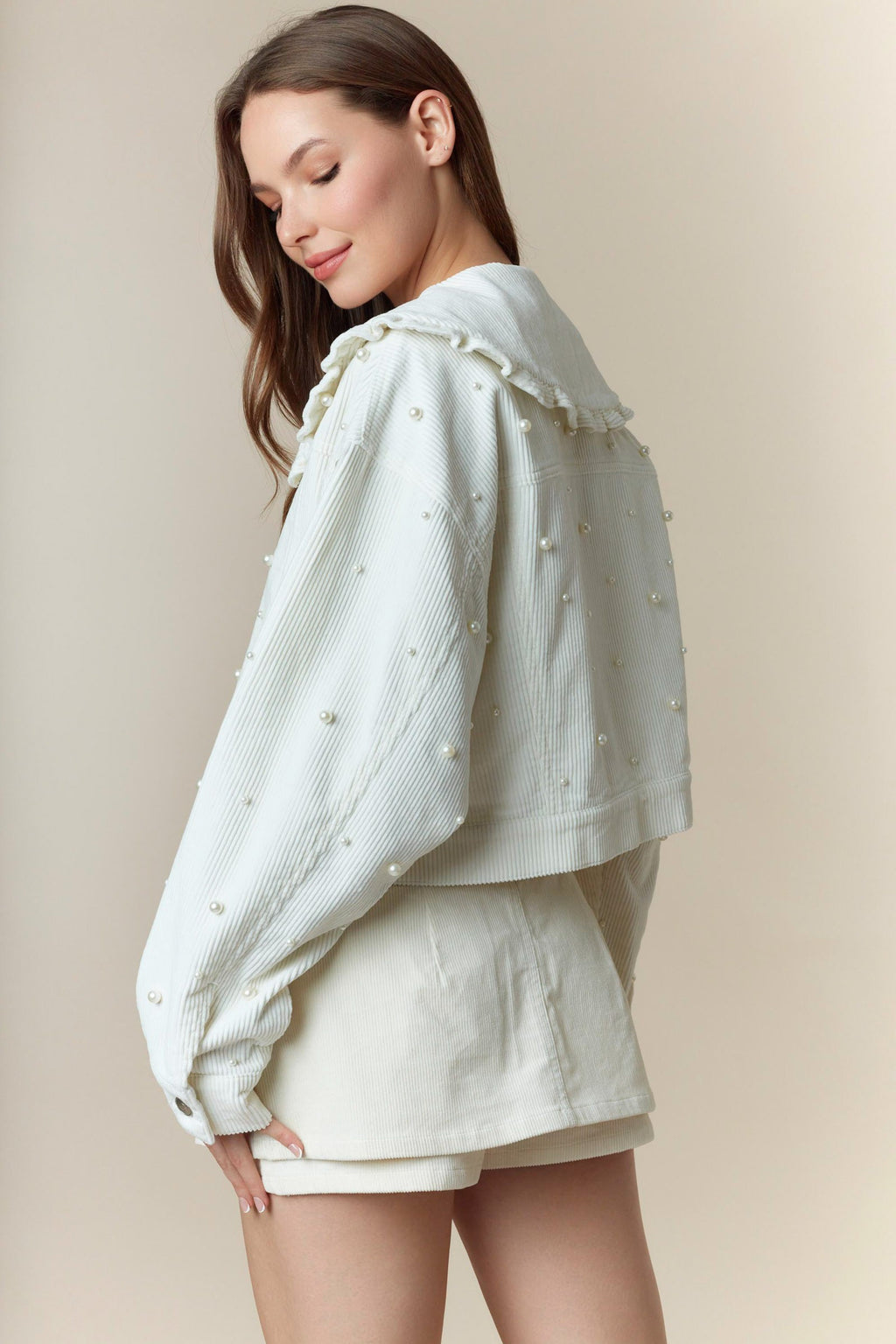 CHAQUETA COTELE CON PERLAS Y CUELO BOBO