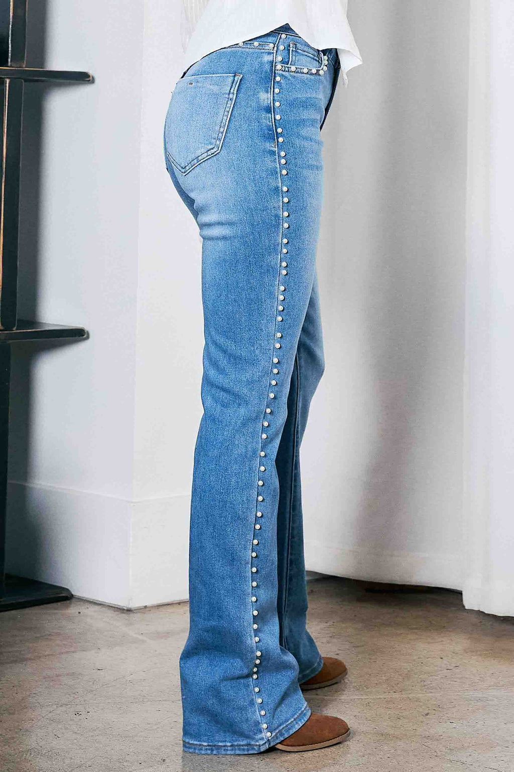 BOOTCUT JEANS CON APLICACIONES AL COSTADO