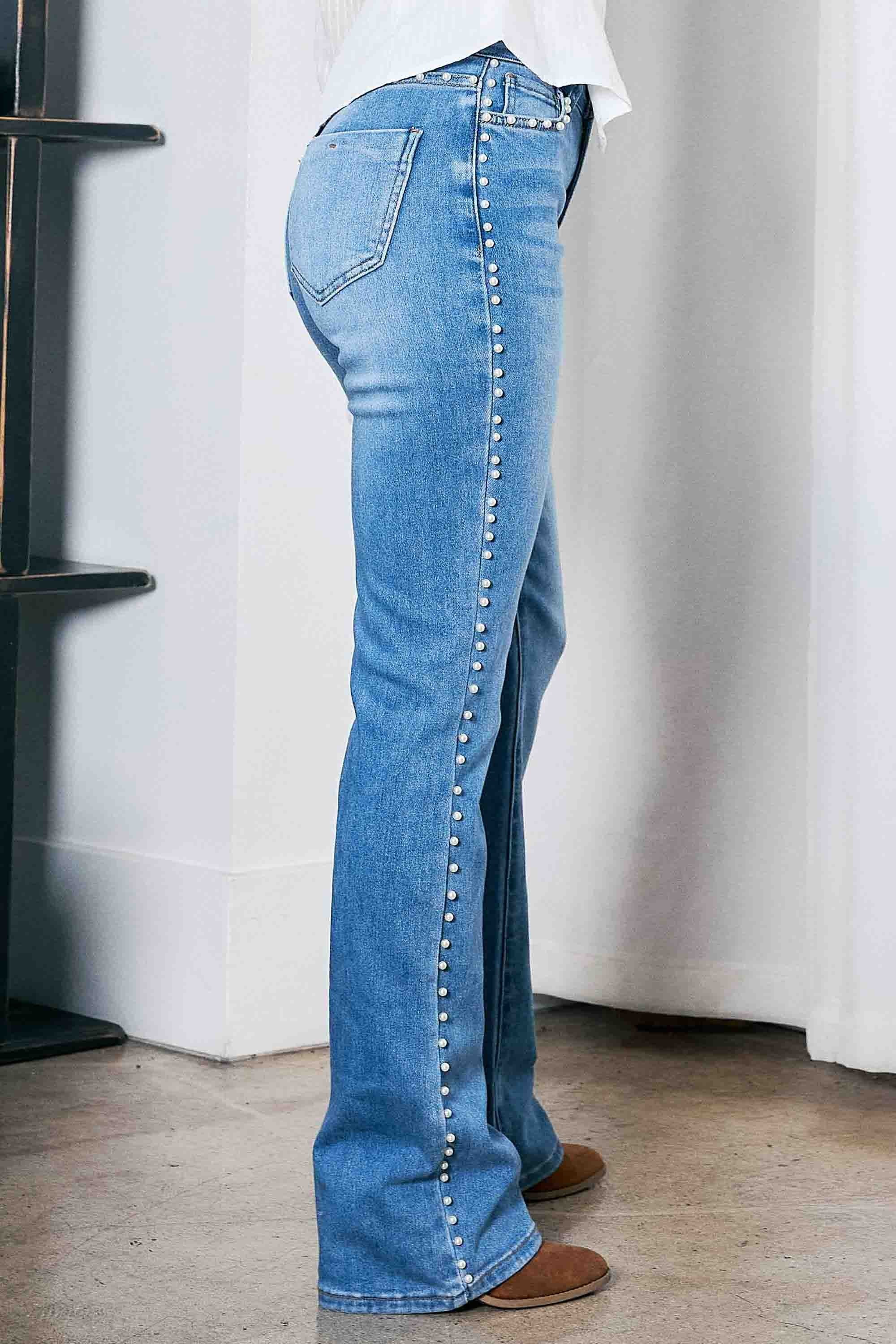 BOOTCUT JEANS CON APLICACIONES AL COSTADO