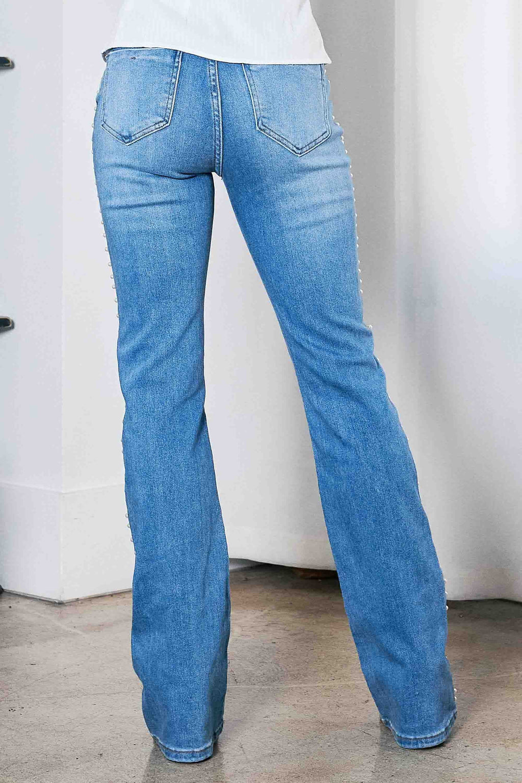 BOOTCUT JEANS CON APLICACIONES AL COSTADO