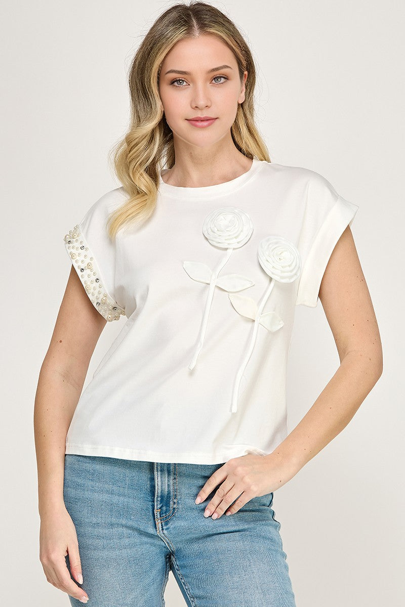 POLERA CON DISEÑO FLORES 3D Y PEDRERIA