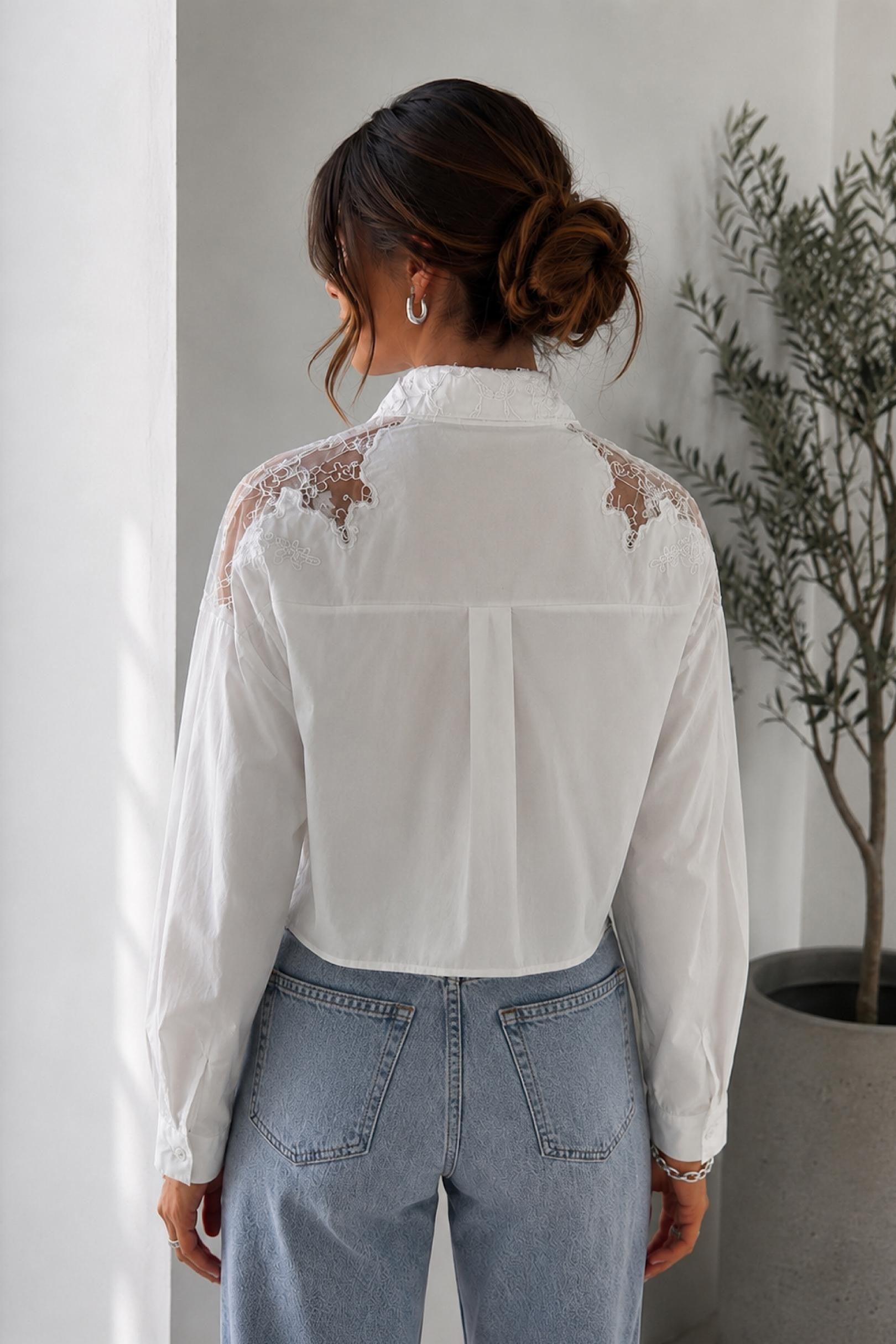 BLUSA ENCAJE CON ROSA 3D