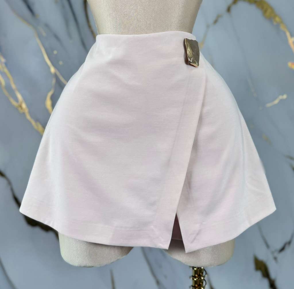 FALDA SHORT DE TELA CON APLICACION DORADA