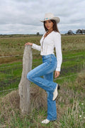 BOOTCUT JEANS CON APLICACIONES AL COSTADO