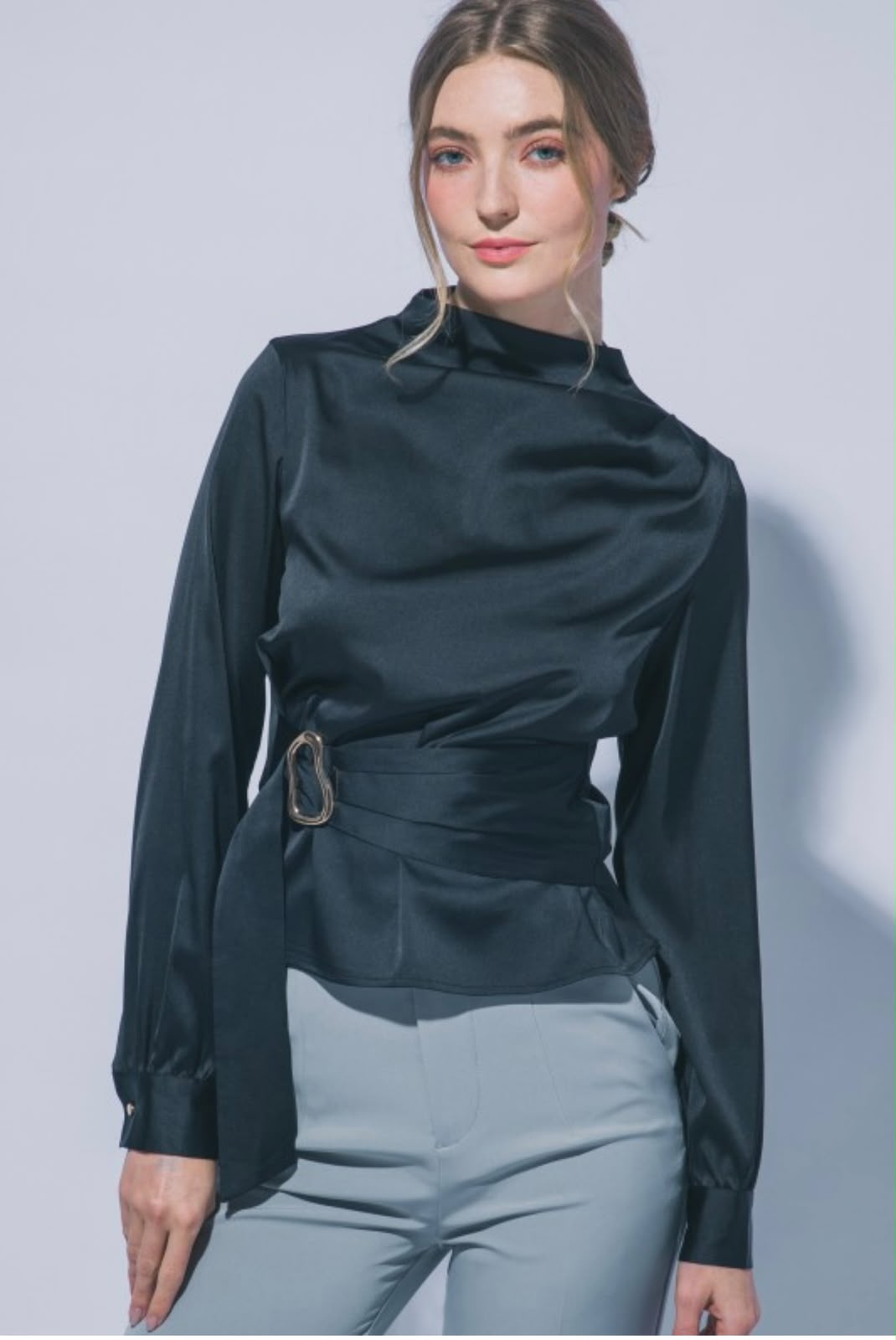 BLUSA SATINADA CON DETALLE DORADO METÁLICO