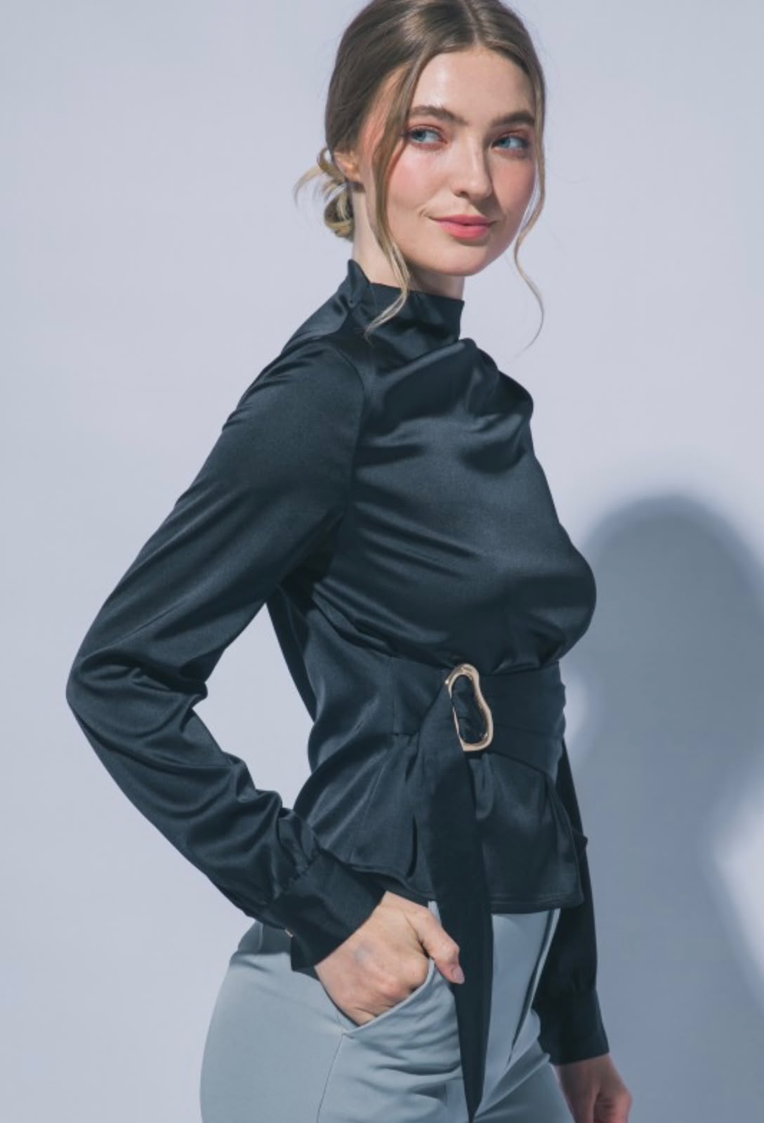 BLUSA SATINADA CON DETALLE DORADO METÁLICO