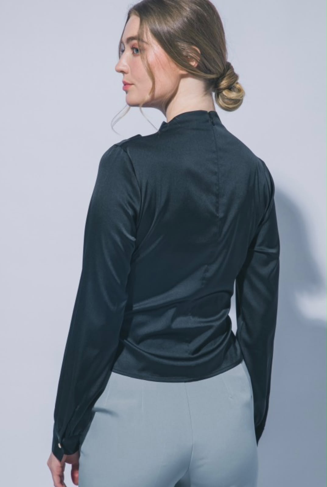BLUSA SATINADA CON DETALLE DORADO METÁLICO