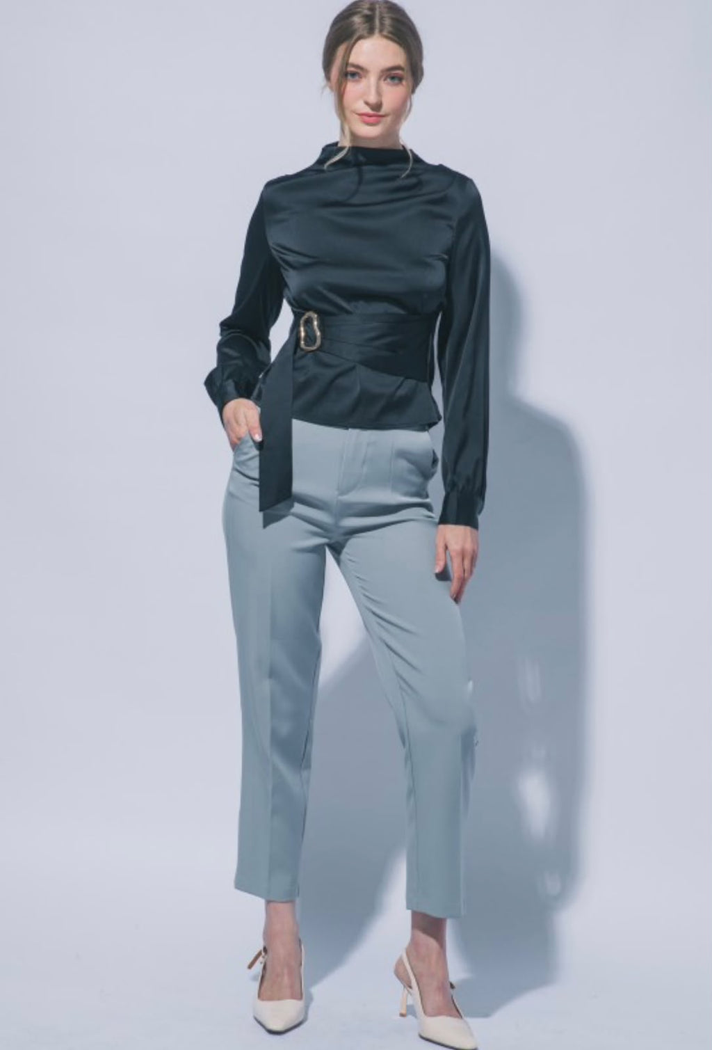 BLUSA SATINADA CON DETALLE DORADO METÁLICO