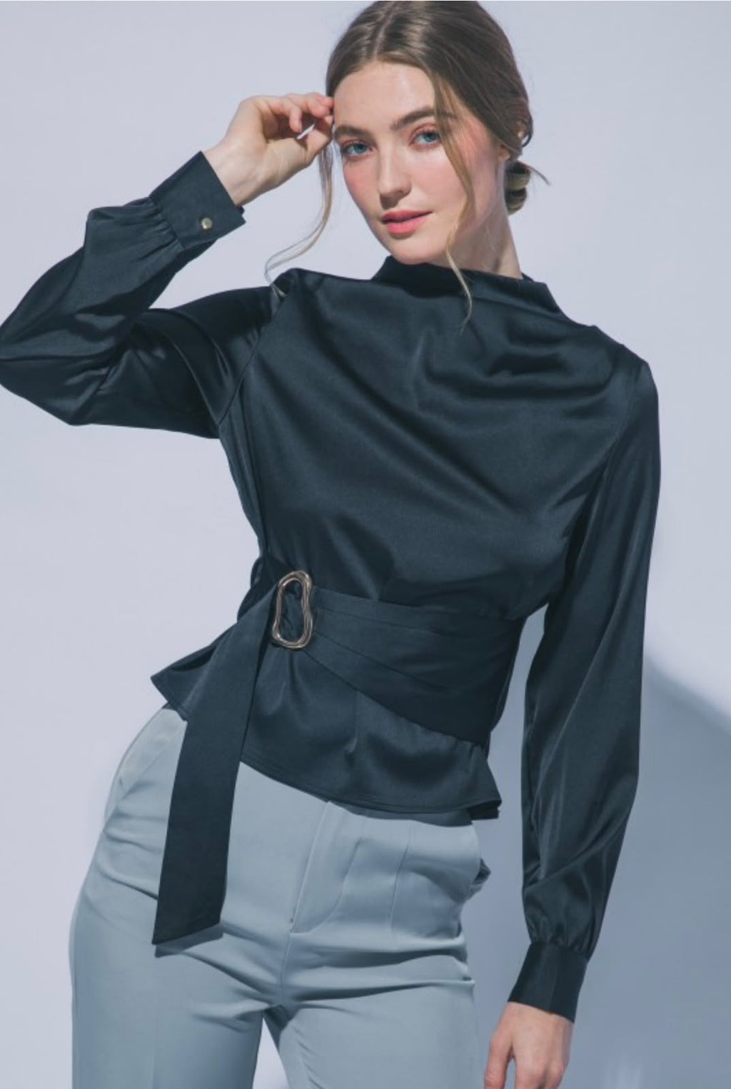 BLUSA SATINADA CON DETALLE DORADO METÁLICO