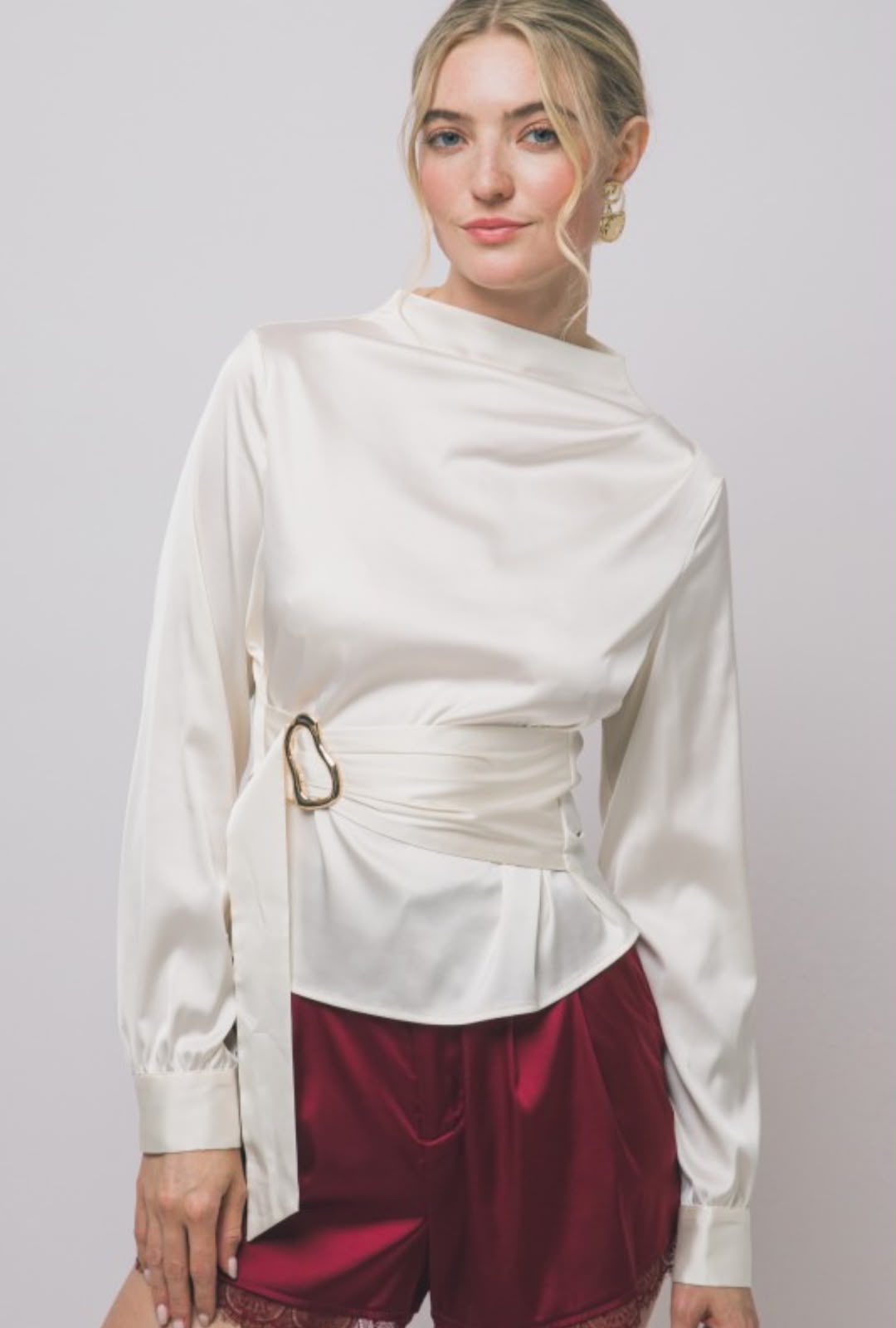 BLUSA SATINADA CON DETALLE DORADO METÁLICO