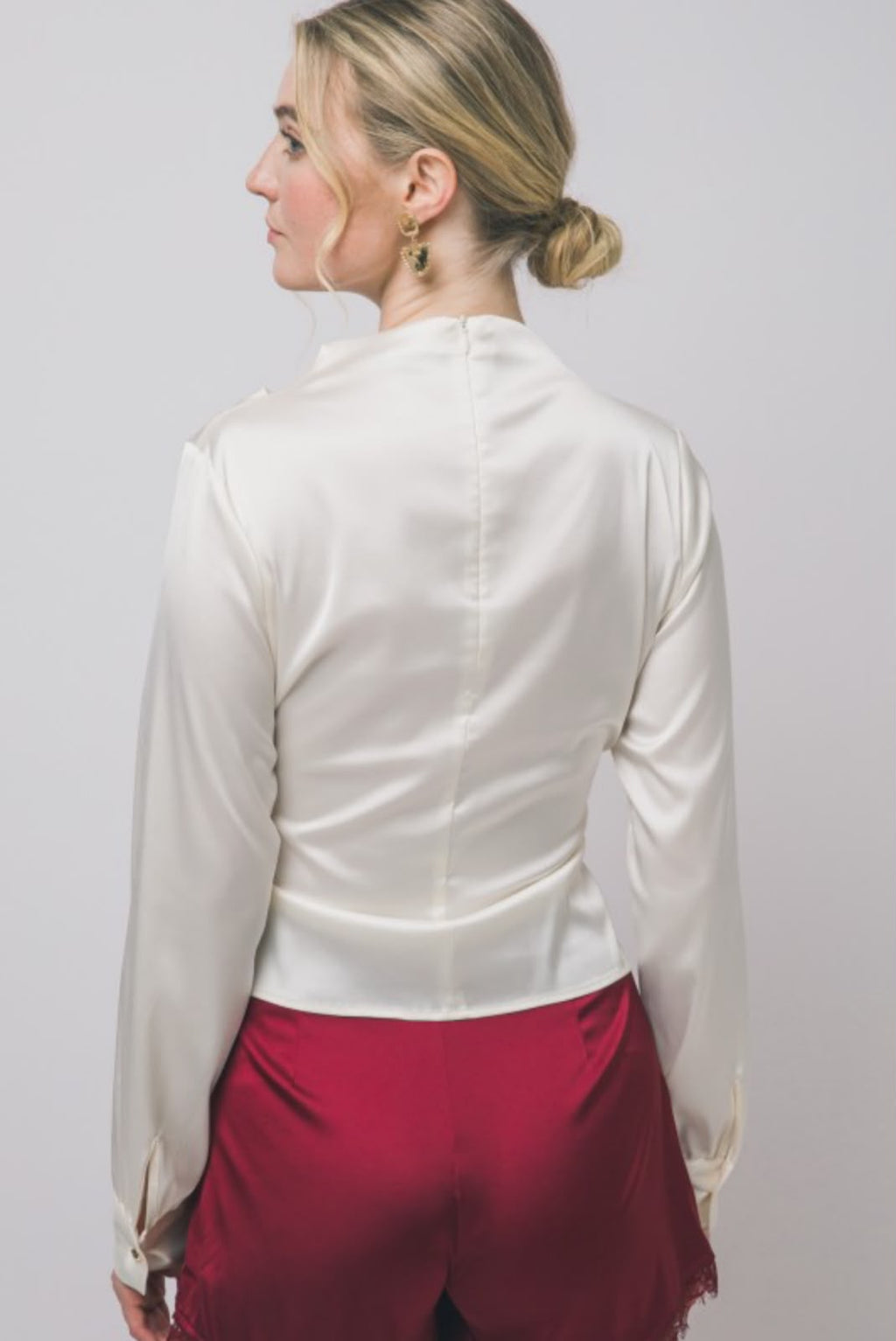 BLUSA SATINADA CON DETALLE DORADO METÁLICO