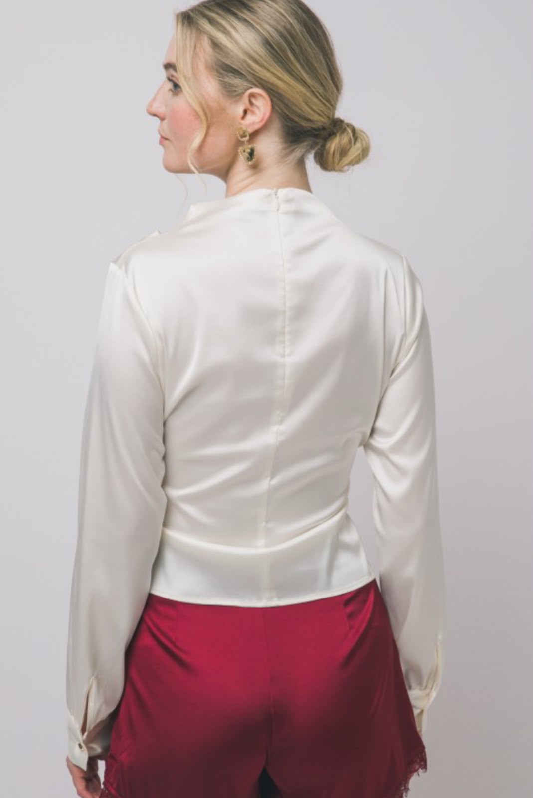 BLUSA SATINADA CON DETALLE DORADO METÁLICO